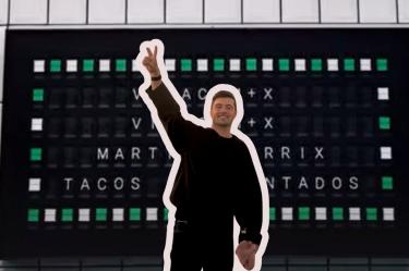 Montaje de Martin Garrix vestido de negro y saludando frente a un letrero que anuncia su minishow en Tacos Atarantados.