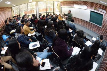 Jóvenes en un salón de clases