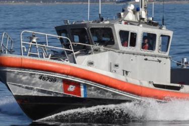 Equipos aéreos y marítimos de la Guardia Costera de Estados Unidos desplegó un operativo de búsqueda y rescate en el mar de Baja California.