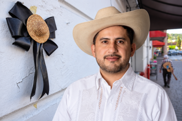 Fotomontaje con la frase Justicia para Uruapan, que muestra un moño negro de luto en una calle tradicional y el retrato del ex alcalde Carlos Manzo.