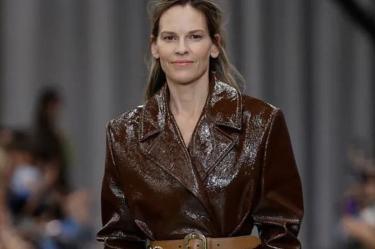 La actriz, ganadora de dos premios Oscar, cuestionó por qué las mujeres reciben más señalamientos que los hombres cuando deciden convertirse en padres a una edad avanzada.