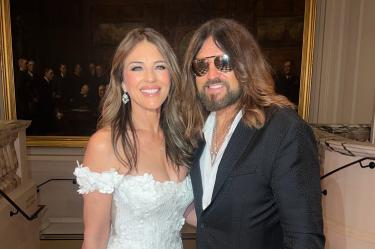 Elizabeth Hurley ya luce su anillo de compromiso.