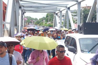 Los inconformes bloquearon carreteras y exigieron esclarecer el asesinato del profesor Leví Peralta.