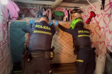 Las autoridades hallaron drogas, armas cortopunzantes y a 13 menores en condiciones de vulnerabilidad durante la intervención de una vivienda en la localidad de Suba, Bogotá.