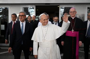El papa León XIV regresó al Vaticano tras recibir el alta médica luego de permanecer cinco días hospitalizado por una cirugía pulmonar.