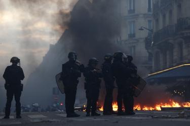 La oficina de turismo ubicada en la plaza Bellecour de Lyon resultó incendiada durante una jornada de protestas y disturbios que dejó cientos de detenidos en Francia.