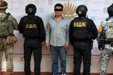 Autoridades federales y estatales detuvieron a dos funcionarios de Taxco investigados por su presunta relación con el secuestro de un familiar del alcalde del municipio.