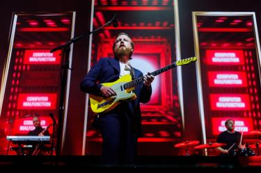 Ni la lluvia pudo parar la fiesta de Two Door Cinema Club en la CDMX