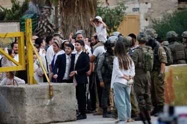 Los colonos irrumpieron para impedir que agricultores palestinos recogieran aceitunas, según testigos.