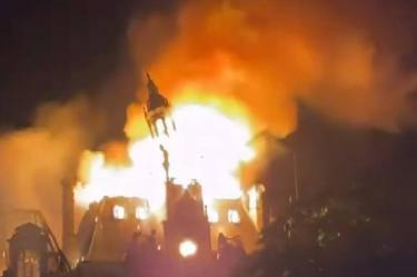 Cientos de personas observaron el incendio del edificio de 143 años de antigüedad.