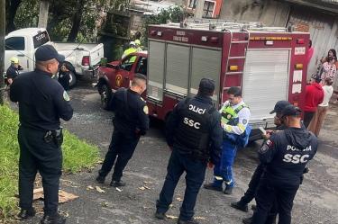 Los agentes policiales procedieron a acordonar la escena del incidente y solicitaron la intervención de los servicios periciales