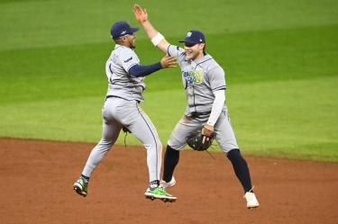 Los Rays de Tampa Bay igualaron 2-2 la Serie de Campeonato de la Liga Americana, al vencer 7-3 a los Guardianes de Cleveland