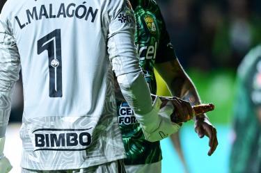 Durante los primeros segundos del León Vs América de la Jornada 12, un aficionado arrojó una botella de cerveza contra Luis Ángel Malagón.