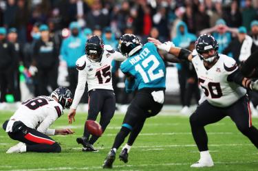 Los aficionados ingleses disfrutaron de la patada de último segundo de Ka'imi Fairbairn con la que Houston Texans se llevó una dramática victoria de Wembley.