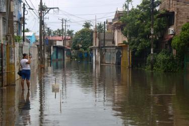 El agua ingresó a sus viviendas y la fuerza de la corriente puso en riesgo la vida de sus habitantes, quienes vivieron momentos de angustia al intentar ponerse a salvo.