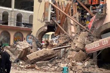 El siniestro se registró frente al famoso Jardín Juárez, sobre la calle Francisco López Rayón, a un costado de la taquería Los Portales, sitio donde además se localiza una carnicería.