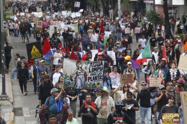 Pablo Lemus relató que tras la marcha por Agua Limpia porros causaron destrozos y lanzaron explosivos contra las puertas del Palacio Legislativo y del Palacio Judicial