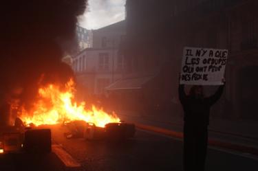 Una barricada arde en París durante la jornada de movilización contra la vida cara, el 17 de octubre.