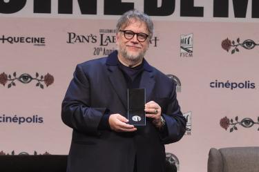 El director Guillermo del Toro recibio la medalla de la filmoteca UNAM en el marco del FICM