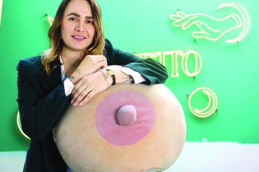 Andreas Nash no sólo tatúa la areola y el pezón en una mama reconstruida, sino también cubre las cicatrices dejadas la mastectomía