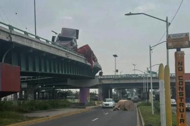 Vuelca tráiler en Río de los Remedios