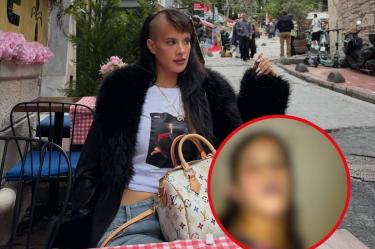 Gala Montes posa con abrigo negro y bolso blanco en una calle, junto a un retrato circular desenfocado de una mujer.