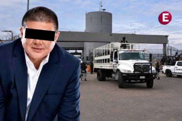 César Jáuregui, exfiscal de Chihuahua, con los ojos cubiertos, frente a un convoy de la Guardia Nacional en las instalaciones del penal del Altiplano.