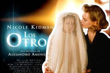 Nicole Kidman junto a una figura cubierta con un velo blanco, frente al cartel de Los otros, película de terror de 2001.