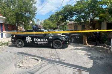 Un hombre de 43 años fue asesinado a balazos afuera de su casa ubicada en la colonia Hidalgo, en Monterrey; su pareja intentó que recibiera atención médica, pero el sujeto en camino al hospital