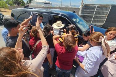 Registro fotográfico ubica a la exlegisladora junto a una camioneta durante la visita de la presidenta Sheinbaum a Ciudad Victoria, Tamaulipas, el pasado 10 de septiembre