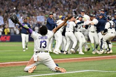 Junior Caminero puso el poder y los Rays de Jonathan Aranda sellaron su pase a la Serie Mundial, donde buscarán su primer campeonato.