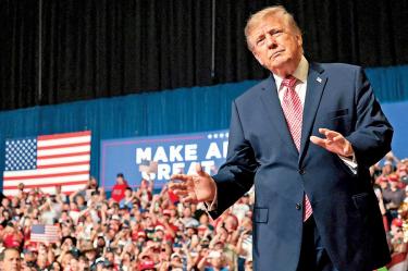 Donald Trump, presidente de EU, durante una reunión con republicanos en Kansas.