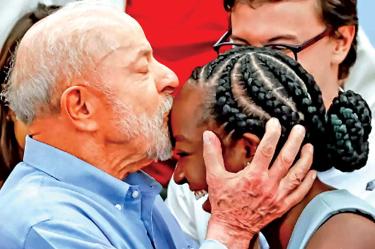 Lula da Silva dando un beso en la frente a Ana Elisa Santos.