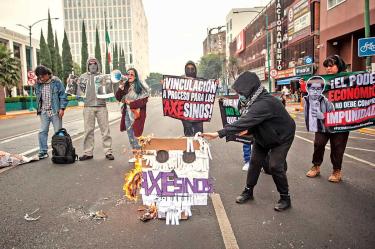 Familiares de Miguel Ángel, persona fallecida en Axe Ceremonia, protestando.