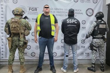El Nenuco, presunto operador del CJNG, custodiado por elementos de seguridad federal ante un fondo institucional de la FGR.