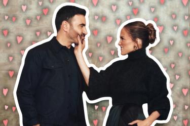 Jennifer Lopez acaricia el rostro de Brett Goldstein en un montaje con corazones rosas sobre su supuesto romance.