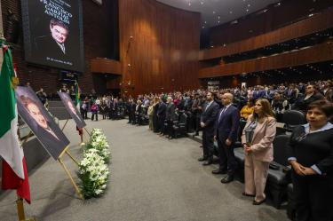 Legisladores y familiares de pie rindiendo honores a Francisco Garfias en la Cámara de Diputados.