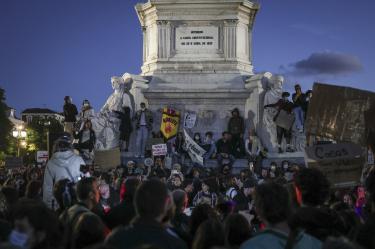 Una pancarta decía “Me obligaron a salir a la calle para gritar”; otras proclamaban “Lisboa no está en venta”.