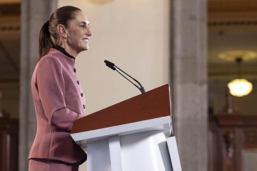 La presidenta Sheinbaum se comprometió a que la plataforma digital, que permitirá distribuir medicinas a hospitales de manera similar a empresas de reparto, sea presentada esta semana.