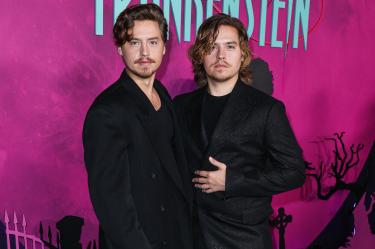 Dylan y Cole Sprouse en la alfombra roja de Frankestein