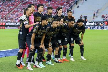Las Chivas vencieron 1-0 al Necaxa en un duelo marcado por la defensa de los Rayos.