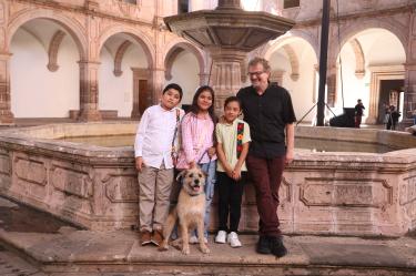 El director Rodrigo Plá, junto con los niños actores y la perrita Moira.