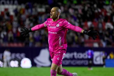 El arquero del San Luis celebra el triunfo ante los Gallos.