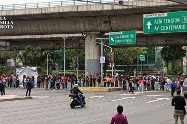 Alumnos de la Preparatoria 8 de la UNAM bloquearon Periférico, a la altura de Barranca del Muerto. Se quejan de que hay casos de acoso sexual de parte de profesores y autoridades no los atienden.