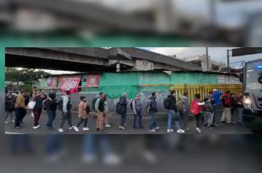 Caos afuera de estaciones de la Línea 9 del Metro