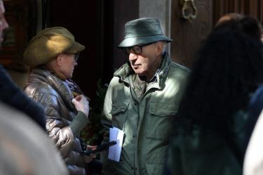US director Woody Allen is pictured on a set of a movie in central Madrid on October 21, 2026. Veteran Hollywood star Woody Allen's latest comedy has hit the streets of Madrid as the Spanish capital seeks to burnish its status as a global cinema hub. (Photo by Thomas COEX / AFP)