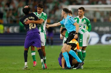 Facundo Bernal le dio dos cabezazos a Lamine Yamal durante el partido entre el Betis y el Barcelona en LaLiga