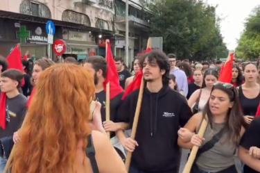 Docentes y estudiantes marcharon en Atenas para exigir mejores condiciones de vivienda, mayor inversión educativa y acciones contra el encarecimiento de la vida en Grecia.