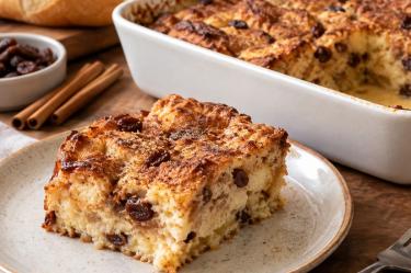 El bolillo duro se puede convertir en un delicioso postre con este budín de pan
