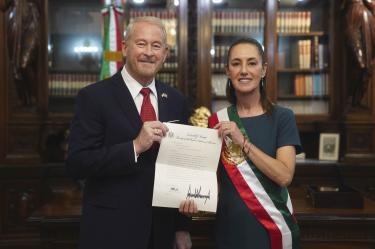 Presidenta Claudia Sheinbaum con banda presidencial recibe cartas credenciales del embajador de Estados Unidos mostrando un documento firmado por Donald Trump.
